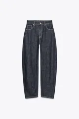 Pantalón de jean azul oscuro, de tiro alto, corte amplio y largo regular.