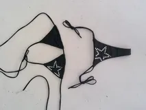 Bikini blanco de lycra con diseño de tachas en el corpiño triangular y la tanga.