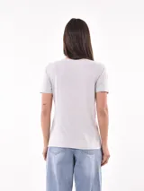 Remera blanca de algodón con estampado de cerezas rojas y texto "Mon Cheri".