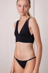Top de bikini negro con escote en V y breteles anchos.