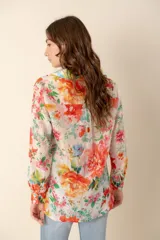 Camisa de dama estampada con palmeras color azul.