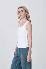 Musculosa negra, ajustada al cuerpo, con escote redondo y sin mangas.