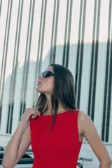 Vestido corto sin mangas color rojo, con escote redondo y falda con vuelo. Presenta costuras moldeadoras en la parte delantera y trasera, y cierre oculto en la espalda.