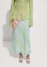 Falda midi de corte recto con estampado de cuadros en tonos celeste, verde y blanco.