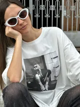 Remerón negro de corte holgado con estampa fotográfica en blanco y negro.