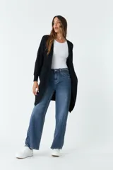 Saco largo tejido negro de corte suelto, ideal para cualquier combinación.