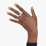 Anillo bañado en rodio adornado con Swarovski Zirconias transparentes en talla de pera y talla cuadrada con una gradación de tamaños que crea una silueta inesperada.