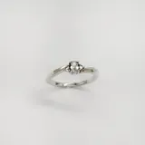 Anillo solitario de plata 925 con circonia central ovalada y dos circonias redondas laterales. Alianza delgada de 1.5mm.