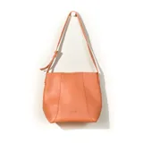 Cartera tipo tote bag color salmón, con correa larga ajustable y cierre superior.