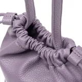 Cartera tipo bucket color lila, con correa ajustable y herrajes plateados. Tiene acceso con cordón y broche metálico, y dos bolsillos internos.