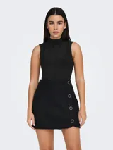 Top de punto negro con cuello alto, sin mangas y ajuste ceñido al cuerpo.