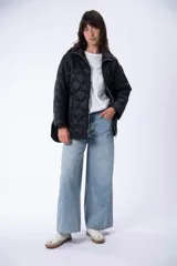 Campera negra de abrigo capitoneada con cierre frontal y cuello alto.