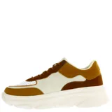 Zapatillas deportivas de estilo casual en tonos camel y beige, con detalles de malla y suela gruesa.