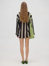 Cárdigan a rayas horizontales color negro y beige, de corte holgado, con botones metálicos y logo bordado en el frente.