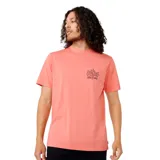 Remera color salmón con estampado pequeño en el pecho.
