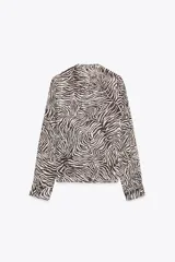 Blusa de manga larga con estampado animal, cuello redondo con lazada y escote pico.