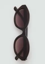 Lentes de sol ovalados color marrón con lentes degradados. Fabricados con residuos post-industriales reciclados de procesos de fabricación de gafas de policarbonato.