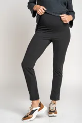Legging maternal negro de algodón y elastano, tiro alto y calce ajustado.