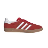 Zapatillas Adidas Gazelle Indoor color rojo con las tres tiras laterales blancas y suela color caramelo.