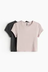 Pack de dos remeras cortas, una color gris oscuro de punto acanalado y otra color rosa pálido de punto liso.
