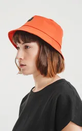 Gorro tipo bucket color naranja con logo bordado en negro.