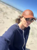 Gorro tipo cap de cuero color dorado con logo bordado en el frente.