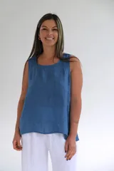 Musculosa azul jean de lino italiano, corte suelto y fluido, con detalle de botones en la espalda.