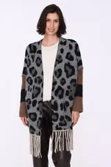 Spolverino largo con estampado animal print en tonos beige, marrón y negro. Tiene mangas largas con detalle de rayas horizontales en marrón y negro, y flecos en el ruedo.