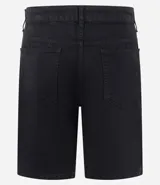 Bermuda de sarga color negro, corte slim, con cierre de botón y cremallera, y bolsillos laterales y traseros.