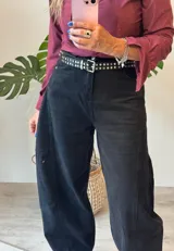 Pantalón de jean negro, corte amplio y tiro alto.