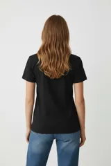 Remera de algodón color marrón topo, corte holgado, con cuello redondo a la base y estampado frontal con un corazón con un rayo y rosas, y texto que dice "SOME TIMES BIG GIRL DAYS ROCK AND ROLL TIMES".