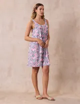 Camisón corto de tejido suave color lila con estampado de manchas difuminadas. Tiene escote redondo con botones y detalle plisado en el pecho.