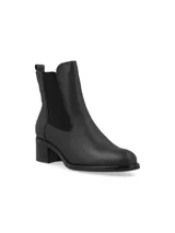 Bota corta negra de cuero, con elástico lateral, taco cuadrado y punta redondeada.