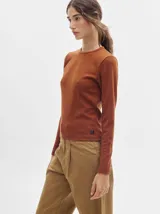 Remera gris de tejido acanalado, cuello redondo y corte crop.