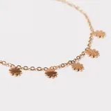 Pulsera dorada de cadena fina con dijes de flores.