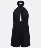 Mono corto negro de sastrería en crepé, con escote halter cruzado, busto marcado y abertura en el abdomen.