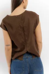 Remera color verde militar de lino, corte holgado, con mangas cortas y tajo en la espalda.