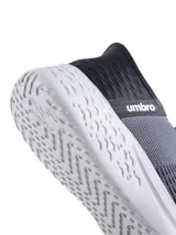 Championes slip-on negros de Umbro, con capellada de tejido flyknit y suela de phylon.