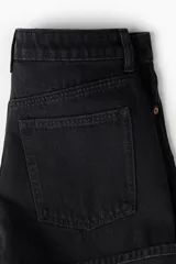 Short de denim negro de tiro alto con cinco bolsillos y bajos con doblez cosido.