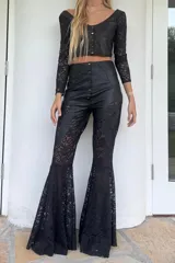 Pantalón de cuero negro con aplicaciones de encaje floral, tiro alto y corte oxford.