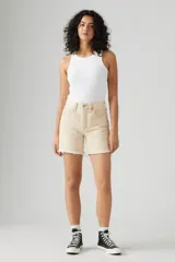 Short de jean color beige, tiro alto, corte recto y ruedo desflecado.