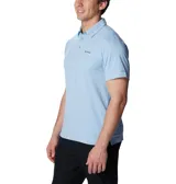 Polo de hombre Columbia Tech Trail, color blanco, de manga corta, con logo bordado en el pecho. Confeccionada en tejido hidroabsorbente Omni-Wick™ con elastano.