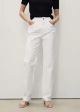 Pantalón de jean blanco, de corte recto, con tiro medio, cinco bolsillos y cierre frontal con cremallera y botón.