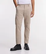 Pantalón de vestir color gris claro, de corte slim fit y largo cropped.