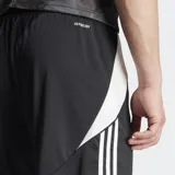Short deportivo Adidas Tiro 24, color negro con detalles en blanco. Presenta el logo de Adidas y las tres rayas características de la marca en el lateral. Confeccionado con tecnología Aeroready para mantener la frescura durante la actividad física.