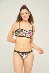 Tanga estampada de tiro alto con doble ajuste lateral.