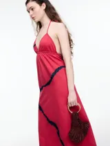 Vestido largo de algodón color beige con estampado tie-dye azul. Tiene breteles finos, escote en V y espalda descubierta.