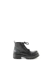 Borcegos de cuero negro con cordones, base de 5cm y alto de bota de 12cm.