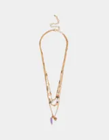 Collar corto dorado de triple cadena con cuentas de piedra natural de amatista y perla, y dije de corazón metálico.