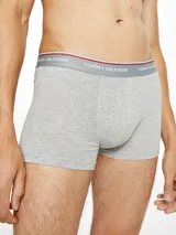 Pack de tres bóxers Tommy Hilfiger, confeccionados en algodón elástico. Incluye un bóxer negro, uno blanco y uno gris. Todos con cintura elástica con el logo de la marca.